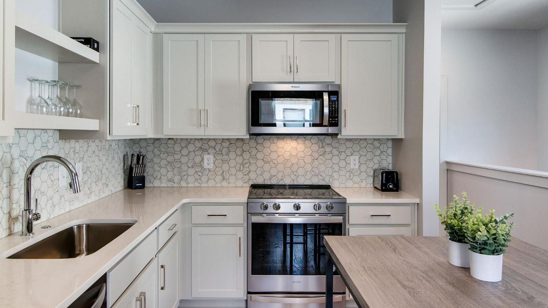 Holiday home Modern East Gem, Walk To Local Favorites, Cozy Den, Workspace & Smart Tvs, Fully Equipped Kitchen, Garage & Fast Wifi, Near Mas Tacos, Rosepepper & Five Points, 10 Min To Broadway & Nissan Stadium, 24 Hr Hospitality *