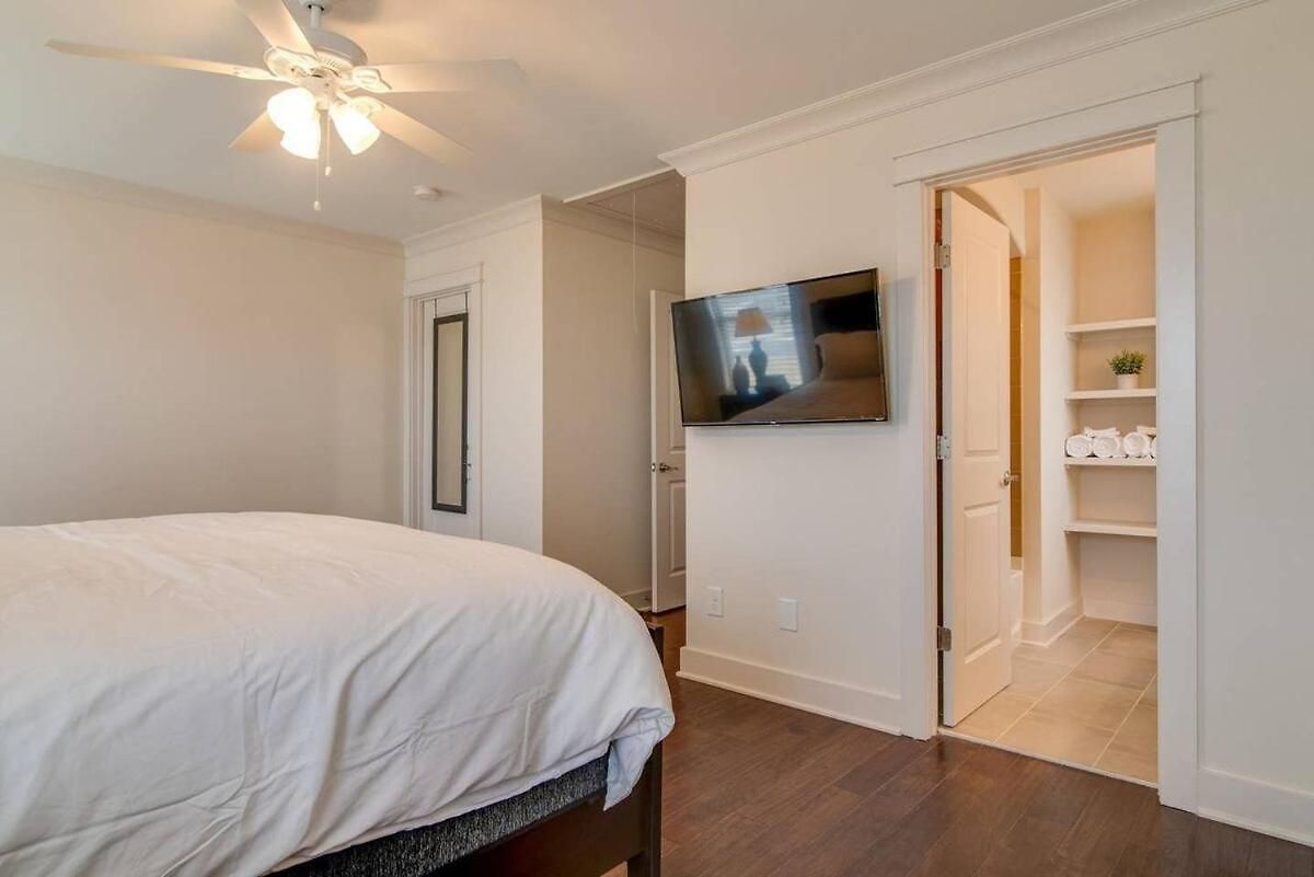 Modern 3 King Belmont Retreat With 2 Living Walk To Belmont & Vanderbilt Near Music Row The Gulch & 12th South 2 Miles To Broadway Large Dining Table Smart Tvs Parking 24 Hr Hospitality Holiday home *