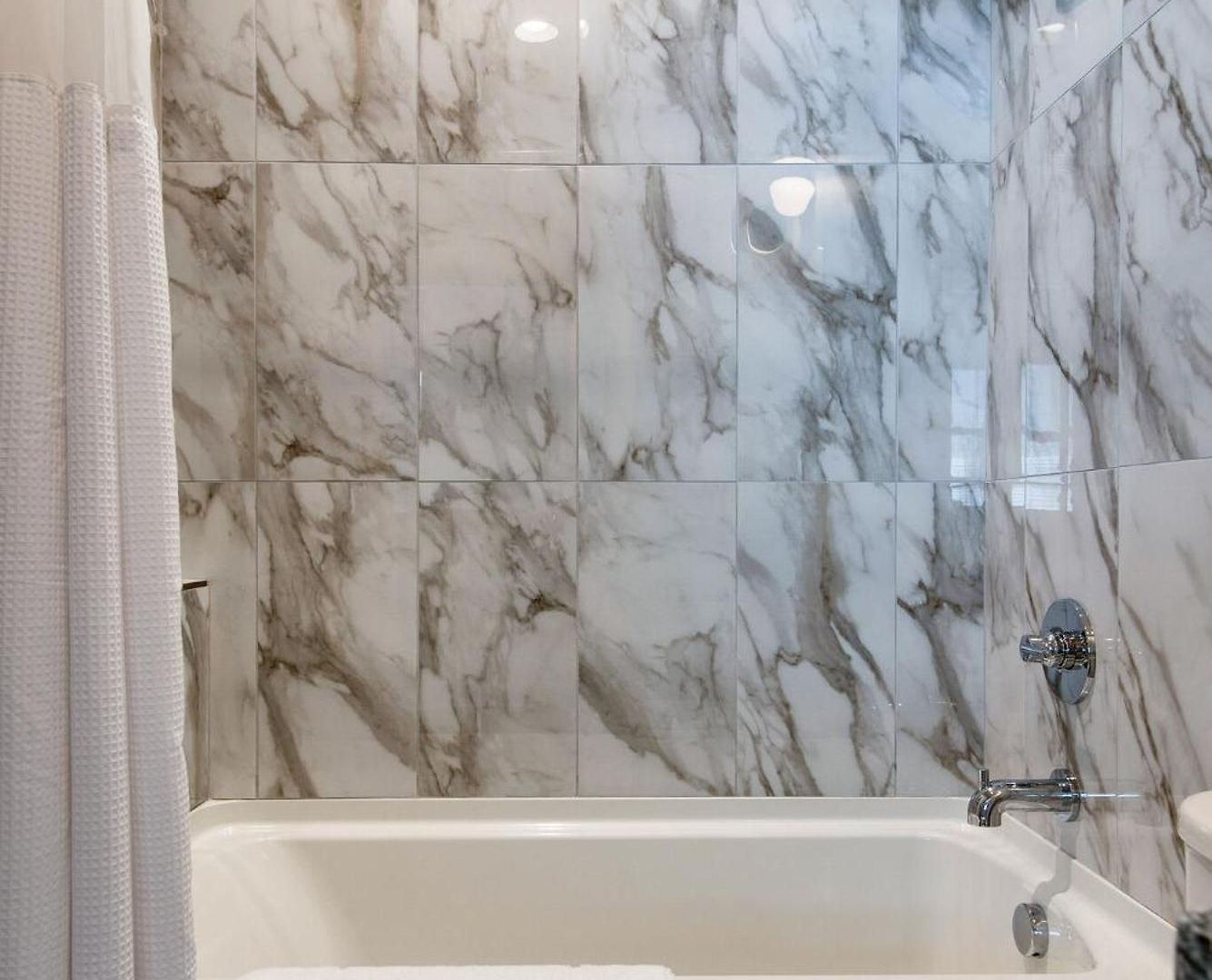 Modern East Gem, Walk To Local Favorites, Cozy Den, Workspace & Smart Tvs, Fully Equipped Kitchen, Garage & Fast Wifi, Near Mas Tacos, Rosepepper & Five Points, 10 Min To Broadway & Nissan Stadium, 24 Hr Hospitality * Nashville