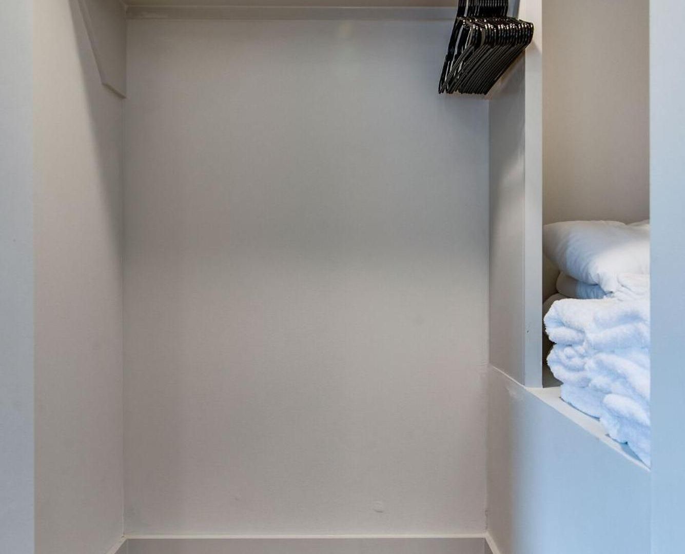 Holiday home Modern East Gem, Walk To Local Favorites, Cozy Den, Workspace & Smart Tvs, Fully Equipped Kitchen, Garage & Fast Wifi, Near Mas Tacos, Rosepepper & Five Points, 10 Min To Broadway & Nissan Stadium, 24 Hr Hospitality Nashville