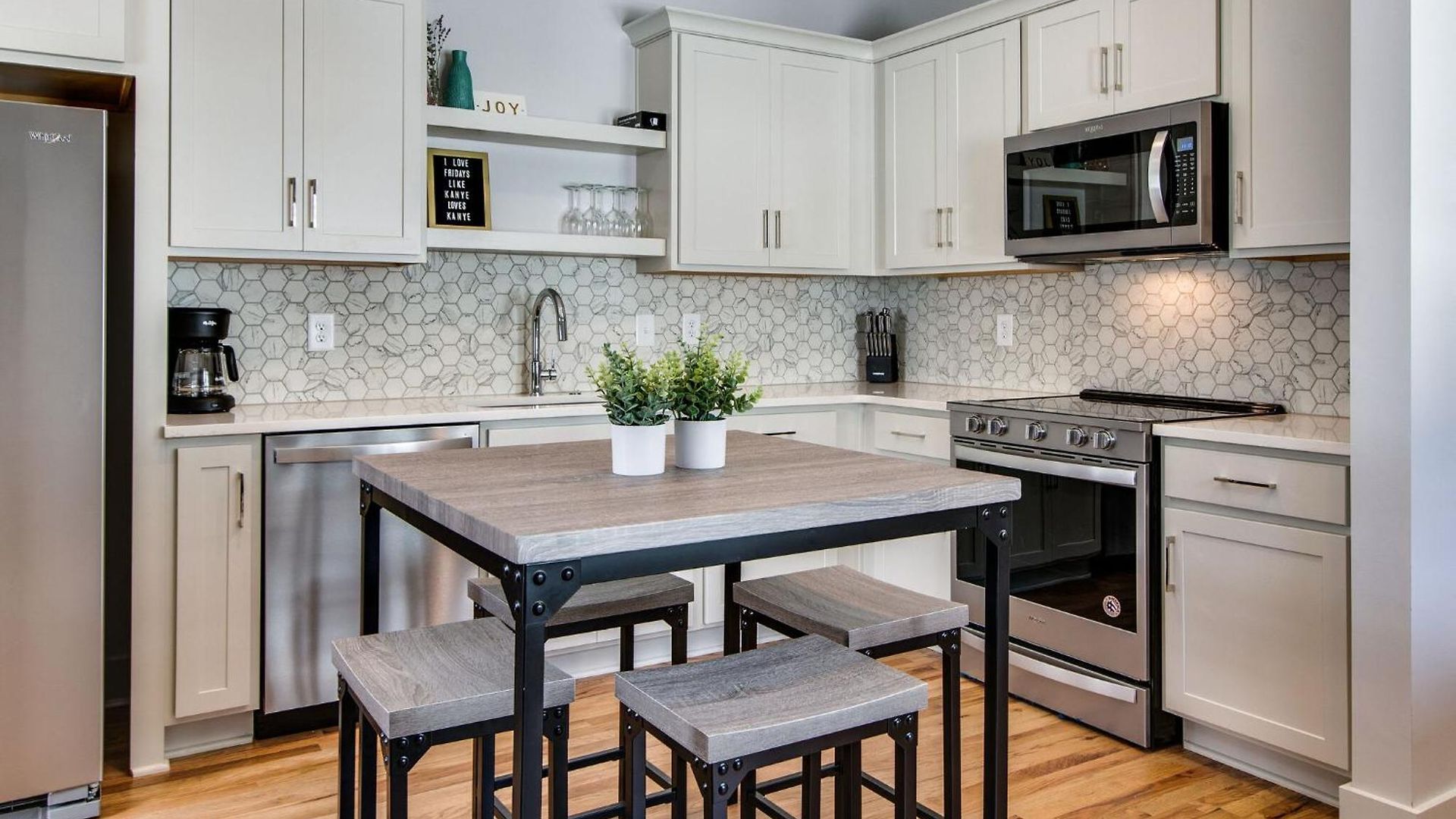 Modern East Gem, Walk To Local Favorites, Cozy Den, Workspace & Smart Tvs, Fully Equipped Kitchen, Garage & Fast Wifi, Near Mas Tacos, Rosepepper & Five Points, 10 Min To Broadway & Nissan Stadium, 24 Hr Hospitality *