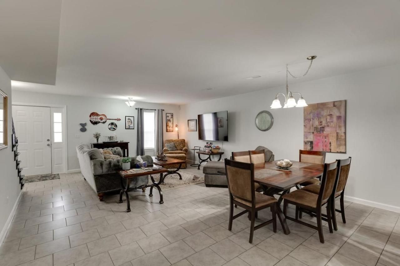 Beautiful 3 Bedroom- Free Parking 2m To Broadway Apartment Nashville