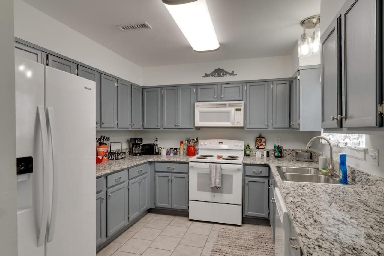 Beautiful 3 Bedroom- Free Parking 2m To Broadway Apartment