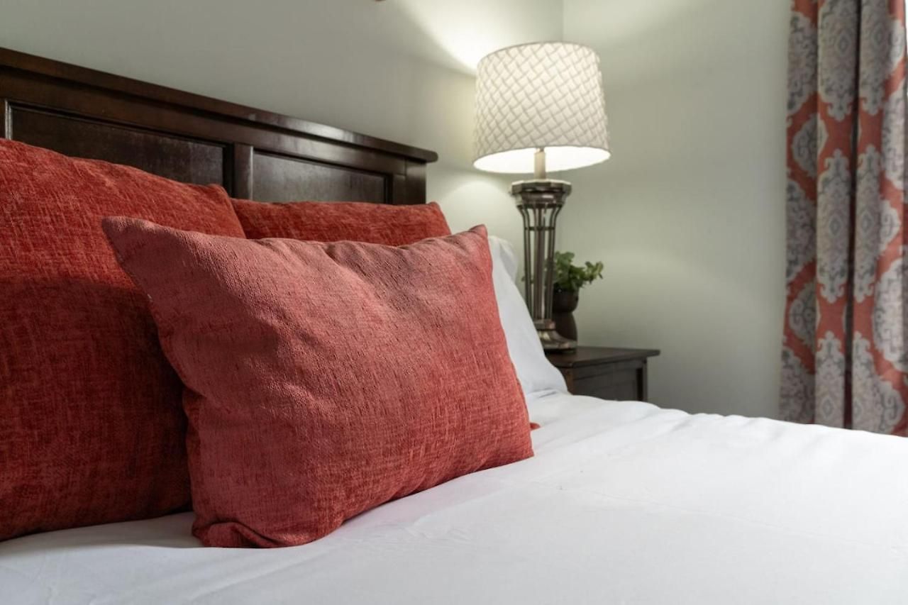 Beautiful 3 Bedroom- Free Parking 2m To Broadway *