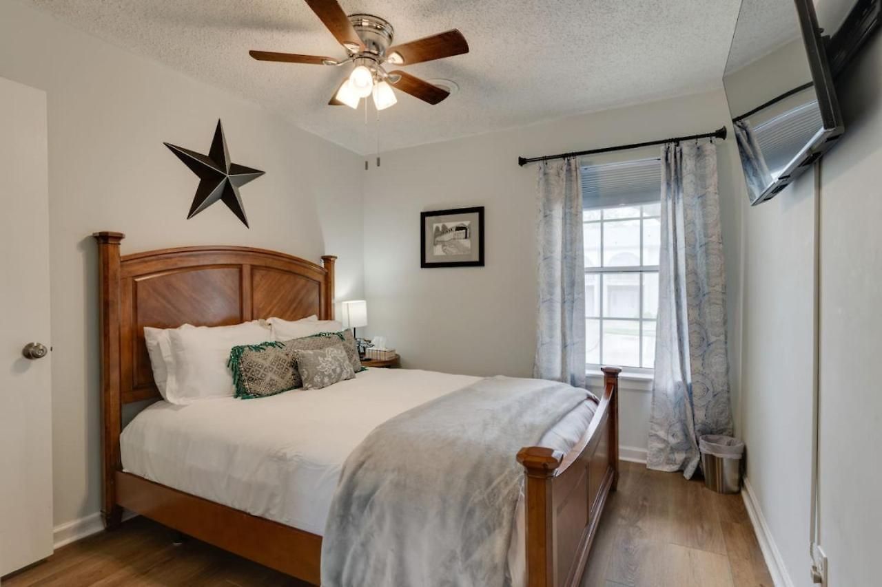 Beautiful 3 Bedroom- Free Parking 2m To Broadway Apartment