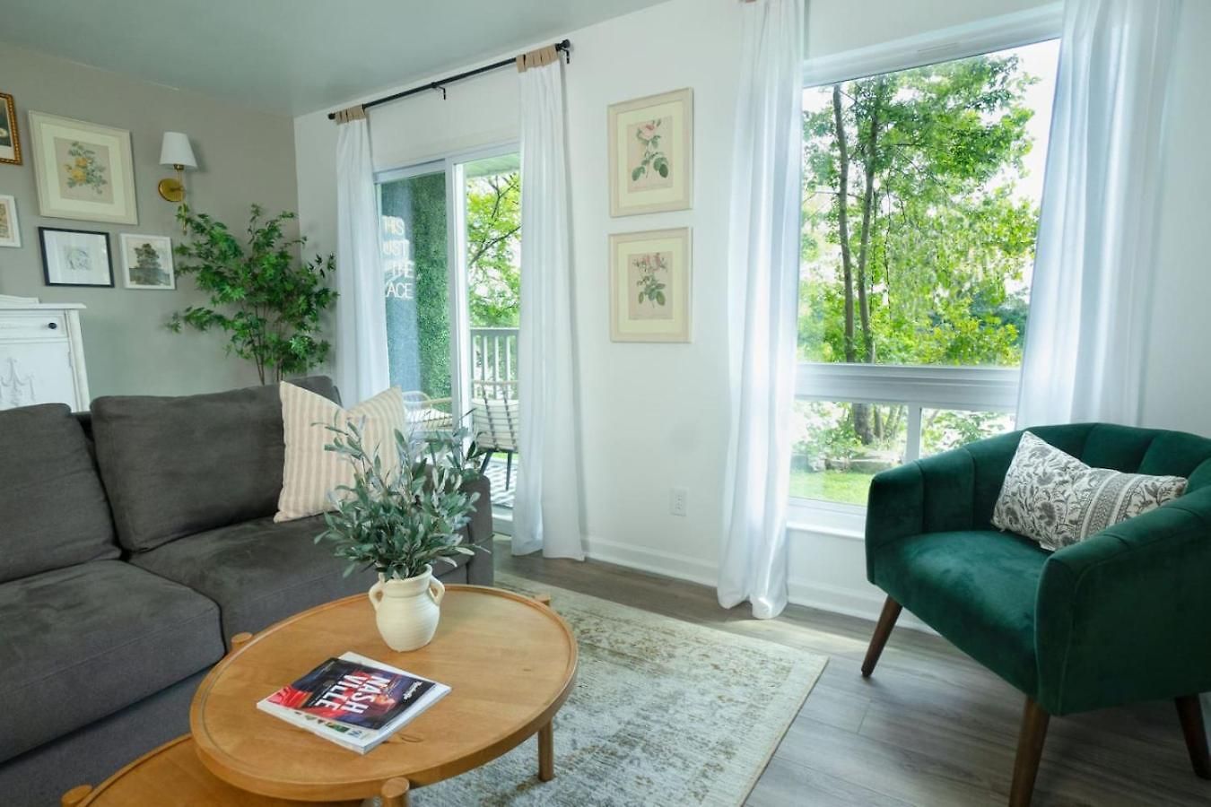 Riverfront Oasis Pool King Bed Walk To Broadway Holiday home