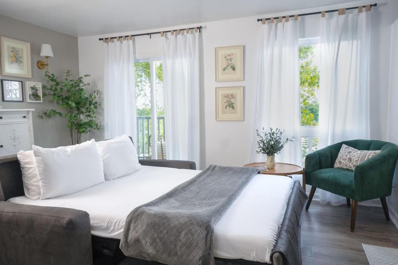 Riverfront Oasis Pool King Bed Walk To Broadway Holiday home Nashville