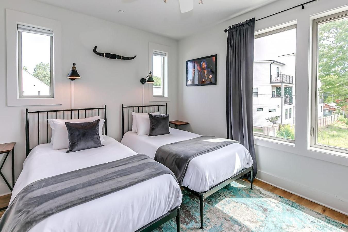 Holiday home 4br/5ba Rooftop Bar | Sleeps 12 | 1 Mi To Nissan Nashville