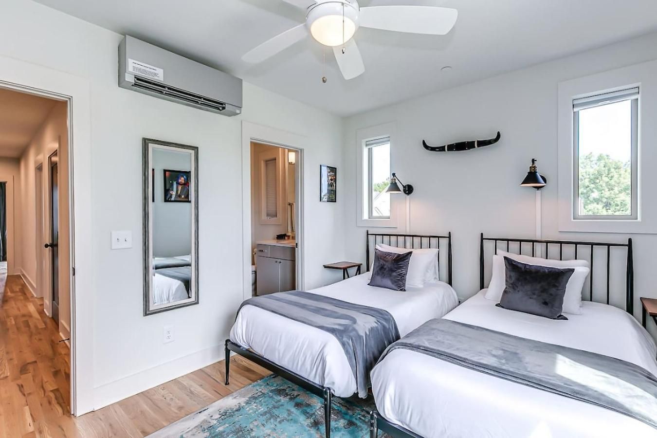 Holiday home 4br/5ba Rooftop Bar | Sleeps 12 | 1 Mi To Nissan *