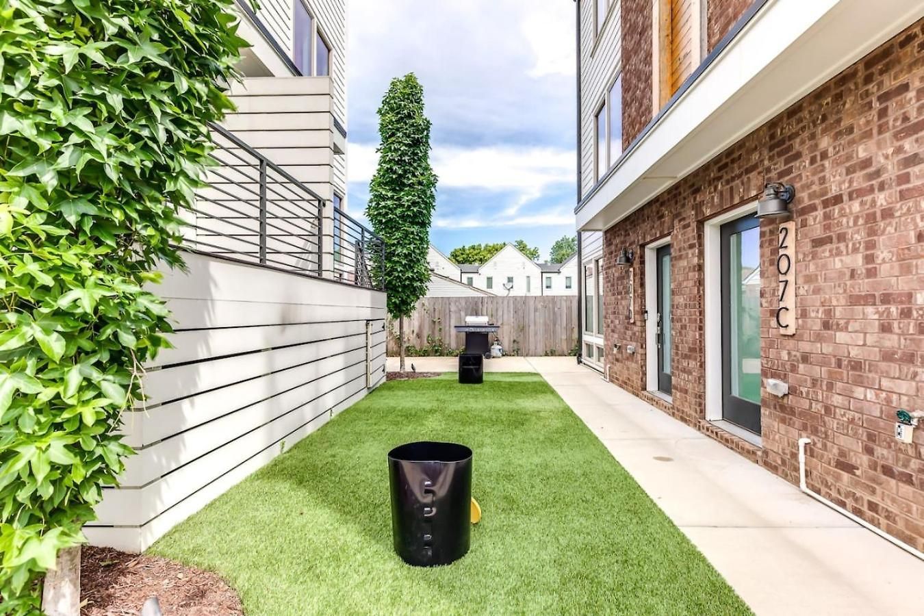 Holiday home 4br/5ba Rooftop Bar | Sleeps 12 | 1 Mi To Nissan Nashville