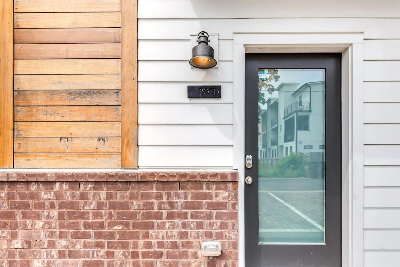 Holiday home 4br/5ba Rooftop Bar | Sleeps 12 | 1 Mi To Nissan *
