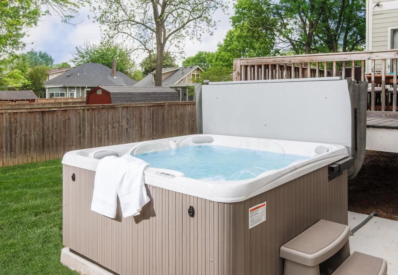 Large Grand East Nash 4br Hot Tub Nashville