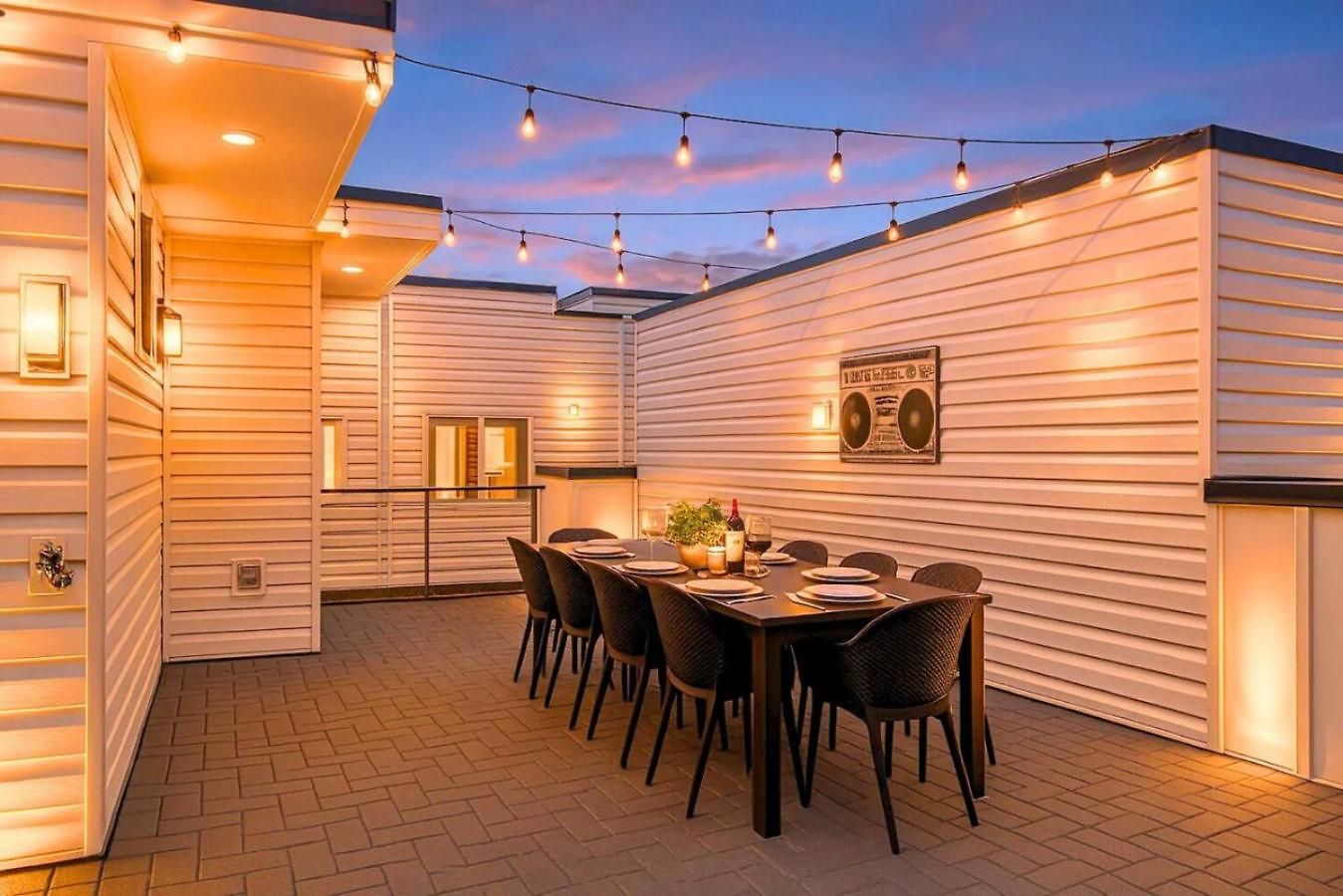 Beautiful West Rooftop Deck Holiday home *