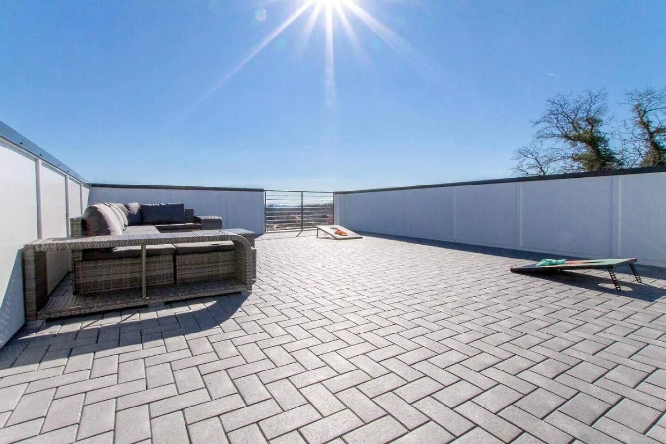 Beautiful West Rooftop Deck Holiday home *