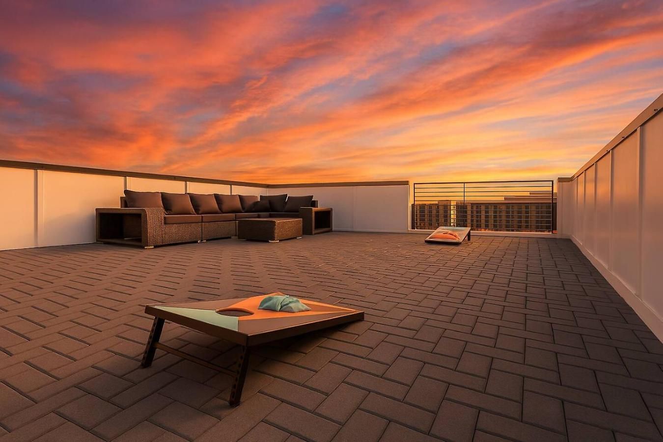 Beautiful West Rooftop Deck *