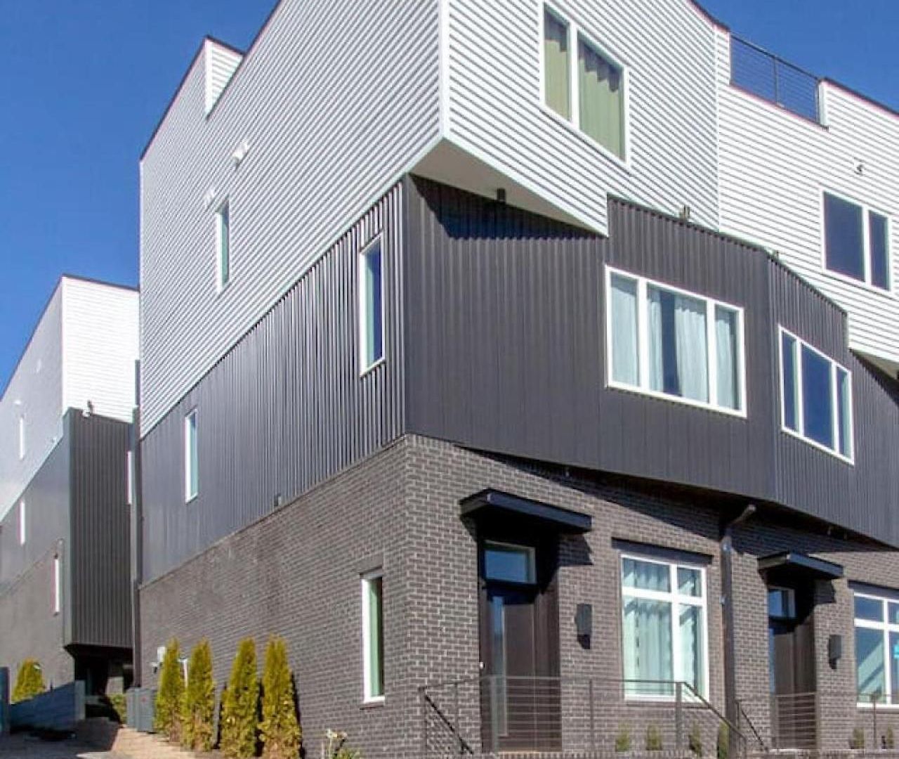Beautiful West Rooftop Deck *