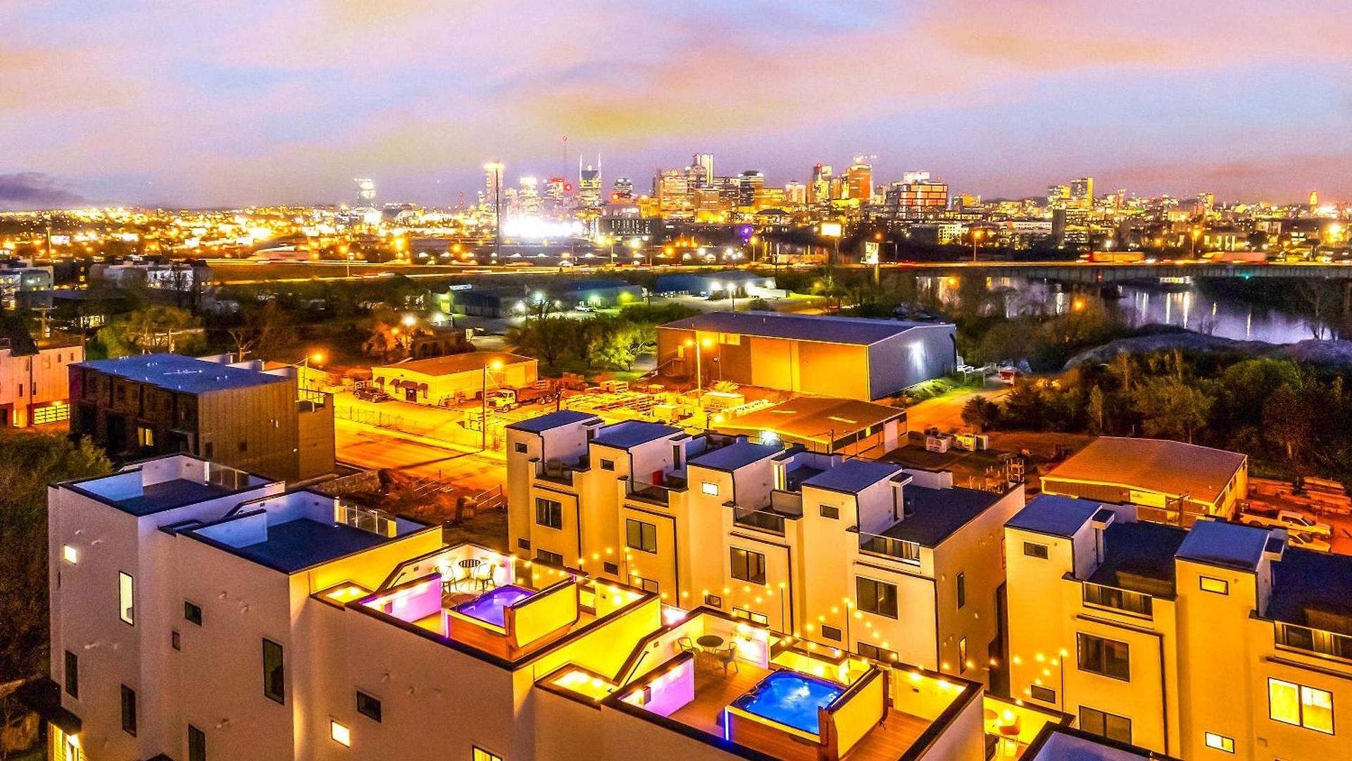 Double Rooftop Decks Hot Tub Karaoke *