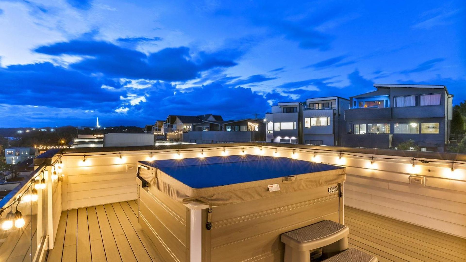 Double Rooftop Decks Hot Tub Karaoke Holiday home