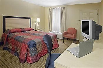 Hometowne By Red Roof - Airport/briley Pkwy Hotel