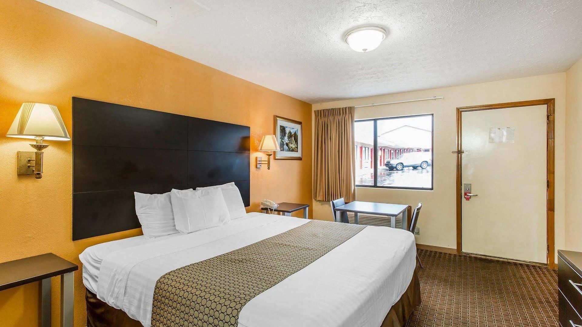 Econo North 3*
