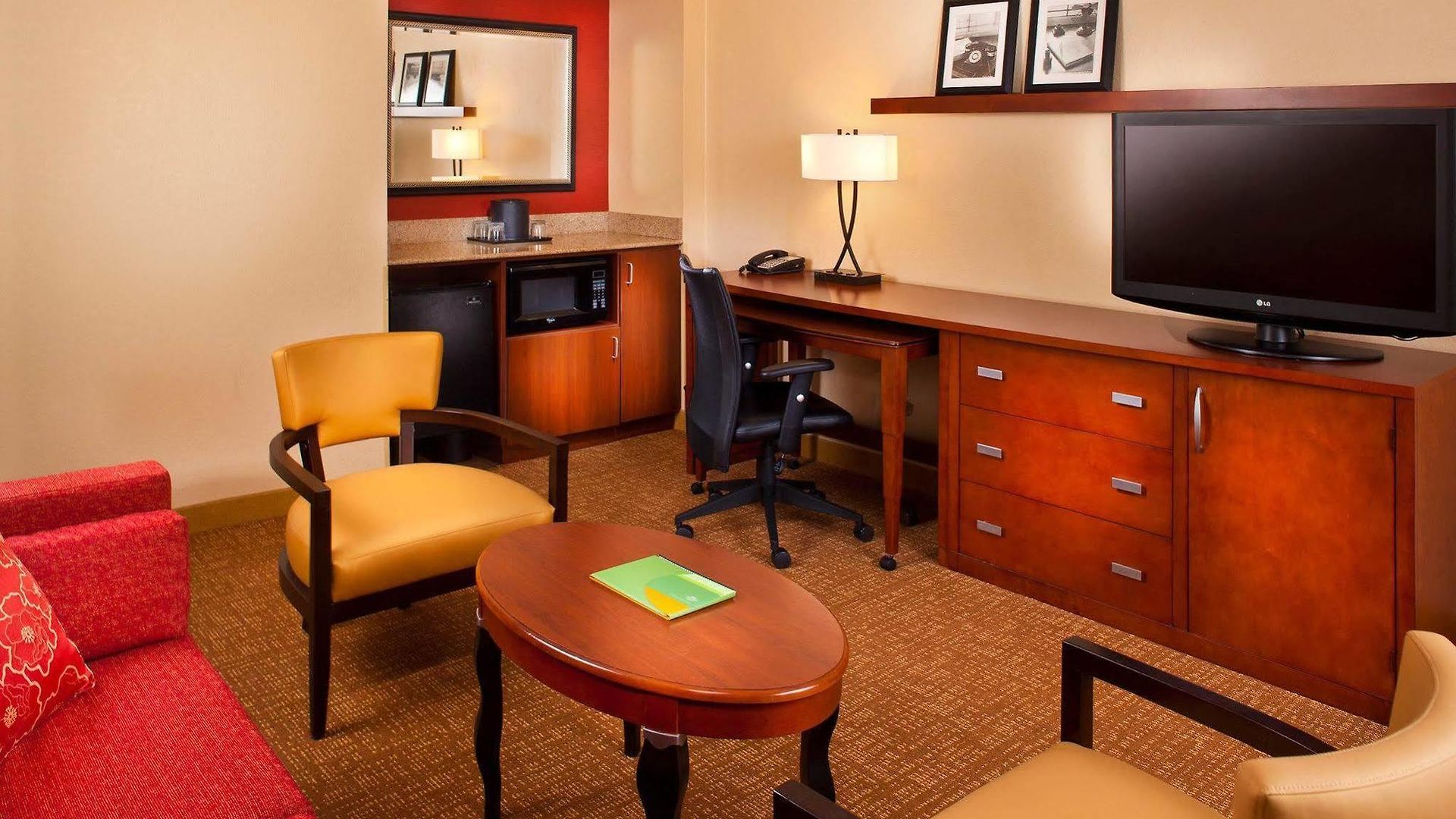 Hotel Courtyard By Marriott Airport