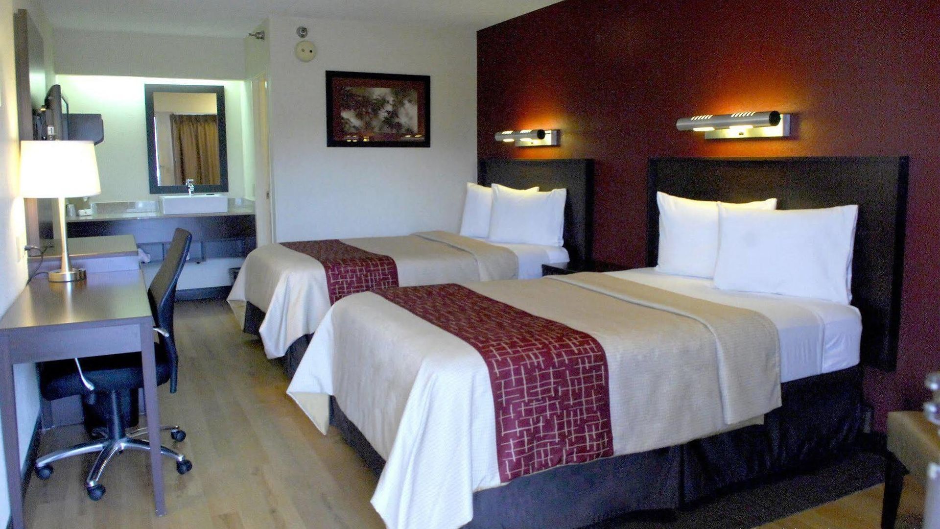 Hotel Red Roof Plus+ Airport 3*