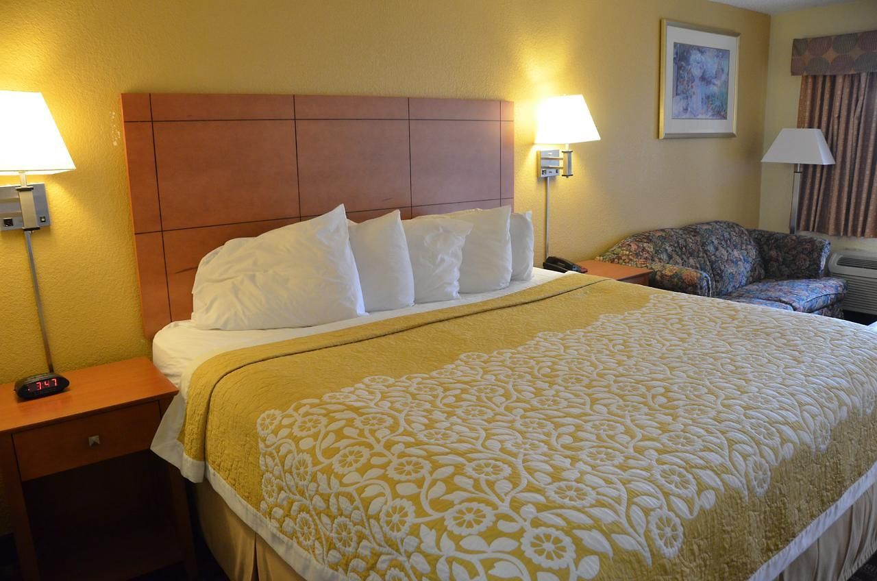 Days By Wyndham Airport East Nashville