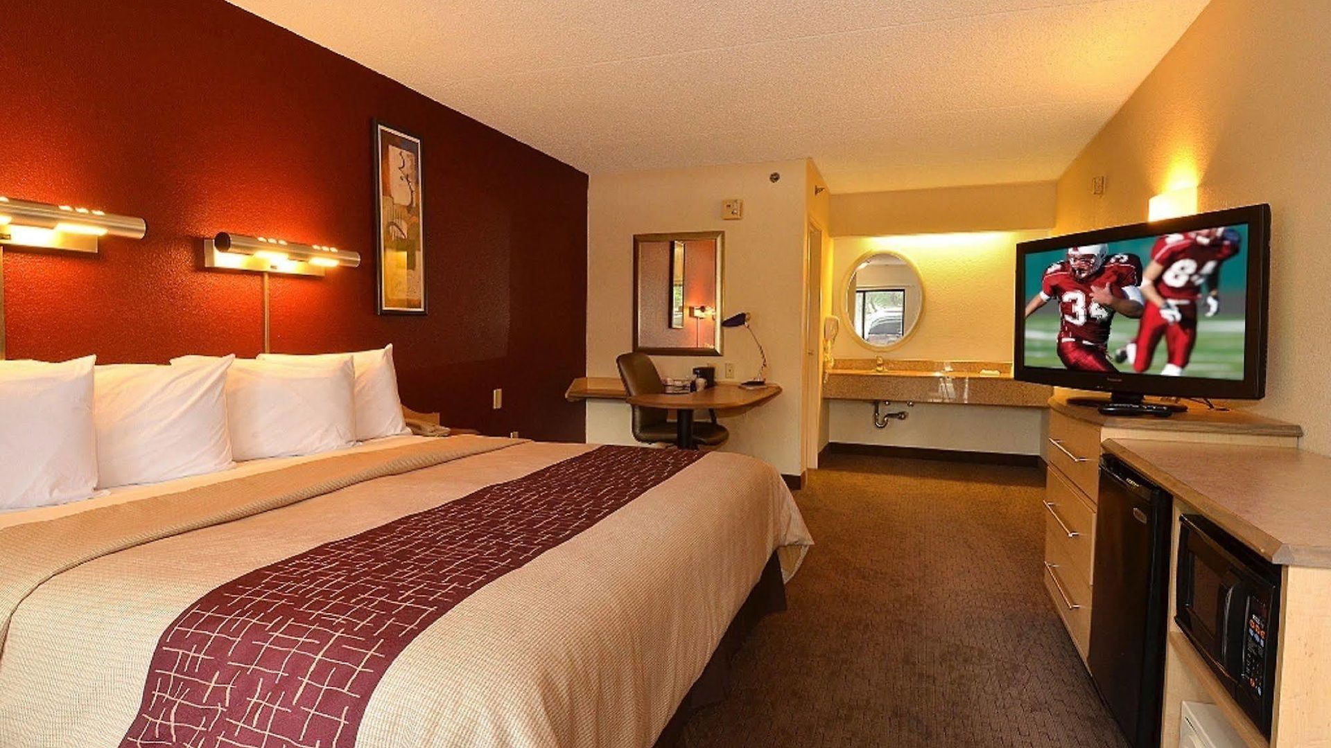 Red Roof Plus+ Airport Hotel 3*