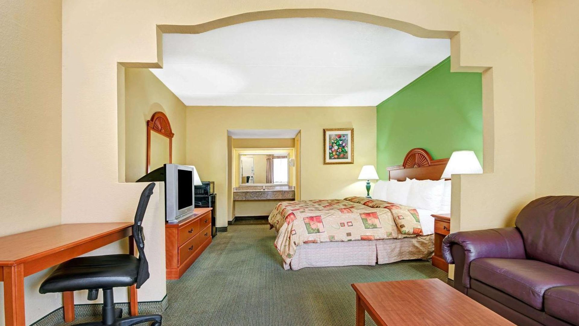 Super 8 By Wyndham Near Downtown / I-40 Hotel