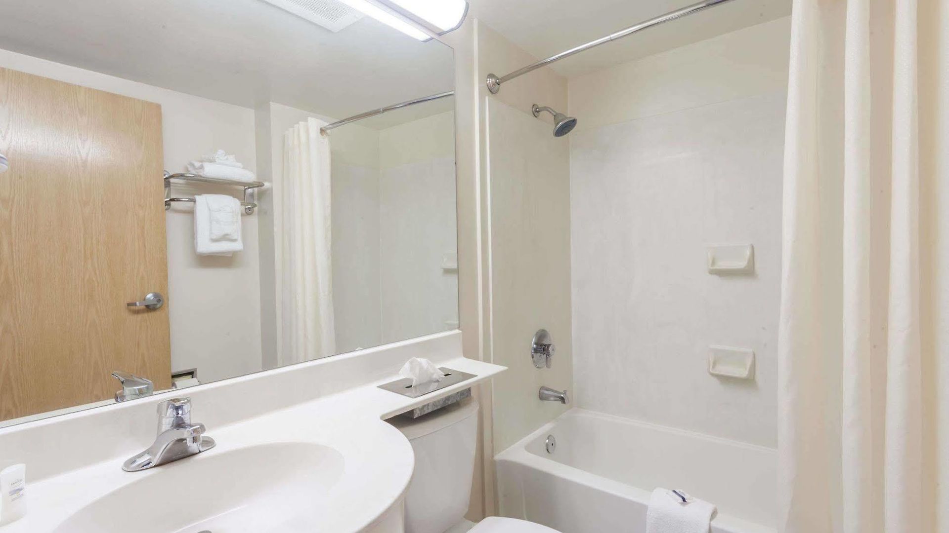 Microtel & By Wyndham Hotel 2*