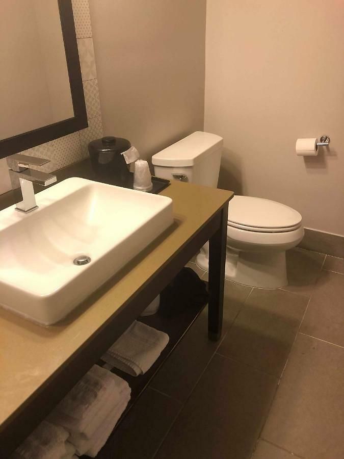 Country & By Radisson, Airport East, Tn Hotel 4*
