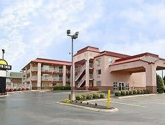 Days By Wyndham Airport East Nashville