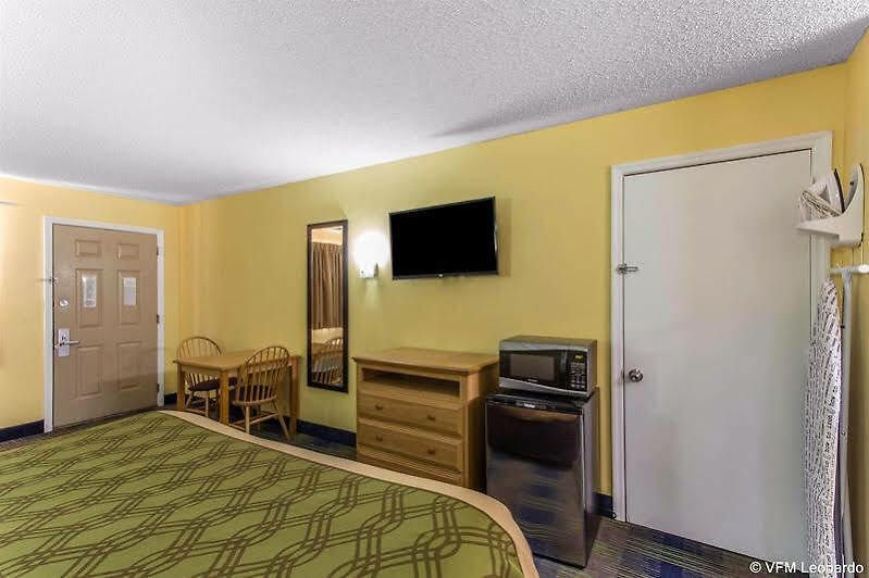 Lodge Econo Near Percy Priest *
