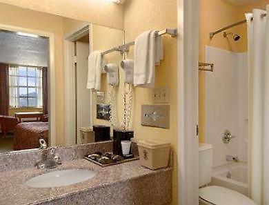 Super 8 Downtown Airport 2*