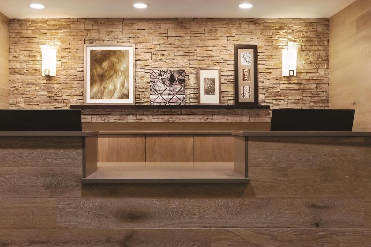 Country & By Radisson, Airport East, Tn Hotel