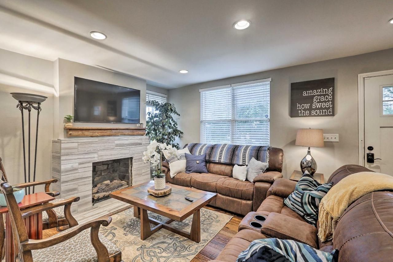 W/ Fire Pit & Yard, 3 Mi To Dwtn Holiday home