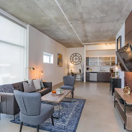 Gaze At Sprawling Vistas Through Walls Of Windows Holiday home Nashville