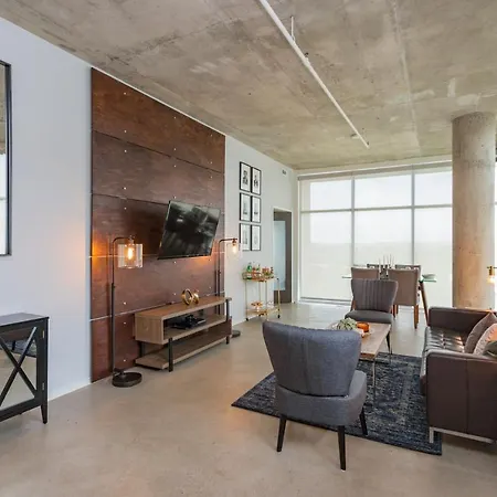 Gaze At Sprawling Vistas Through Walls Of Windows Holiday home Nashville