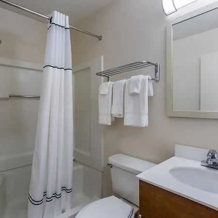 Hometowne By Red Roof - Airport/briley Pkwy Hotel 2*