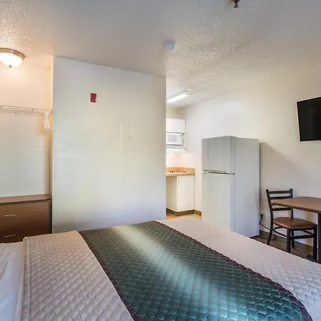Hometowne By Red Roof - Airport/briley Pkwy Hotel