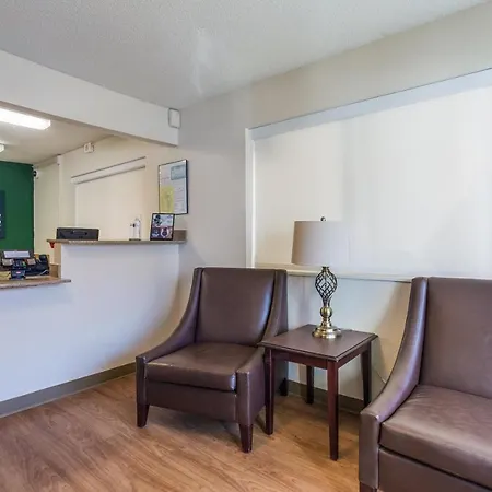 Hometowne By Red Roof - Airport/briley Pkwy Hotel