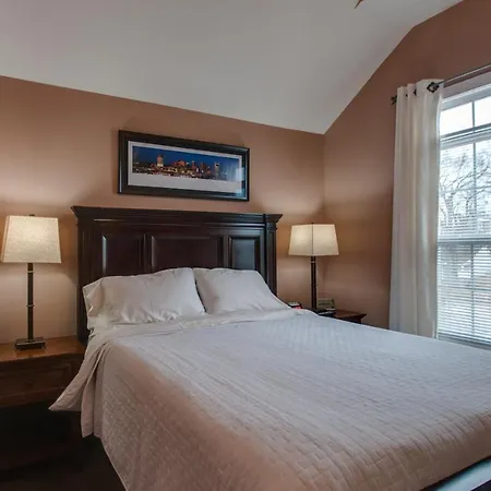 Vacation 5 Mins To Down Town 2 Bedrooms 2 Baths Garden Area Hot Tub Holiday home Nashville