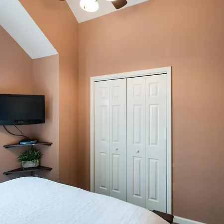 Vacation 5 Mins To Down Town 2 Bedrooms 2 Baths Garden Area Hot Tub