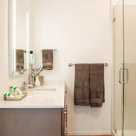 Urban Lux Modern 2 Bdr/2 Ba Condo *