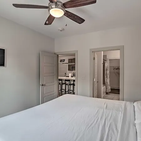 Modern Condo: 7 Mi To Downtown! Holiday home Nashville