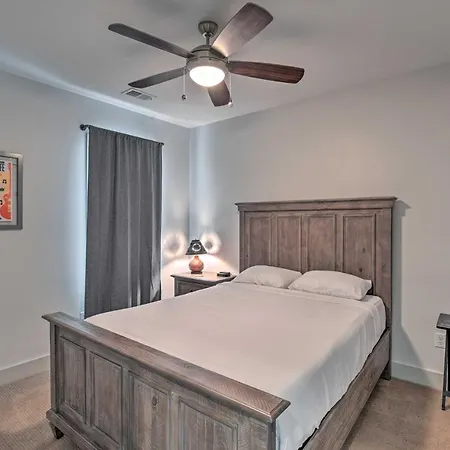 Modern Condo: 7 Mi To Downtown! Holiday home