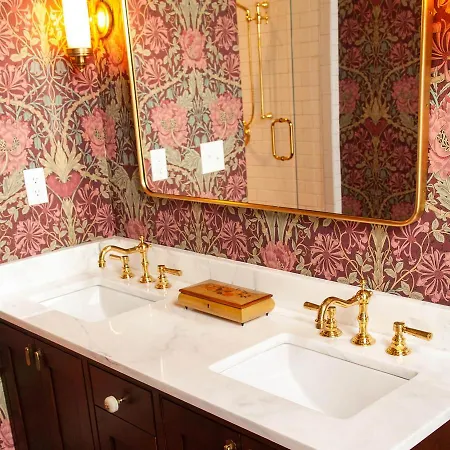 Guest house Lord & Liberty Hotel, Henrie House *
