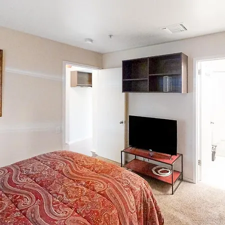 Riverfront Retreat Apartment *