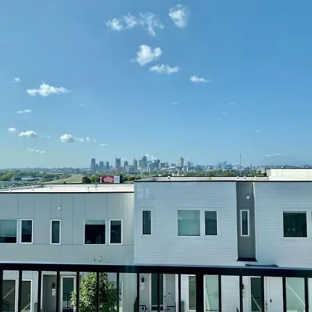 Holiday home Big New And Modern With Skyline View Mural And Ping Pong