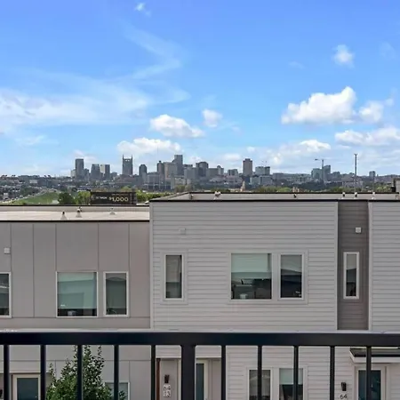 Holiday home Big New And Modern With Skyline View Mural And Ping Pong